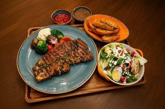 60th Anniversary - Charcoal Grilled Lamb Shoulder and Smoky Barbecue Sauce - אמארי ג'והור בהרו במלזיה (Amari Johor Bahru)