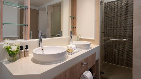 Deluxe Room - Shower